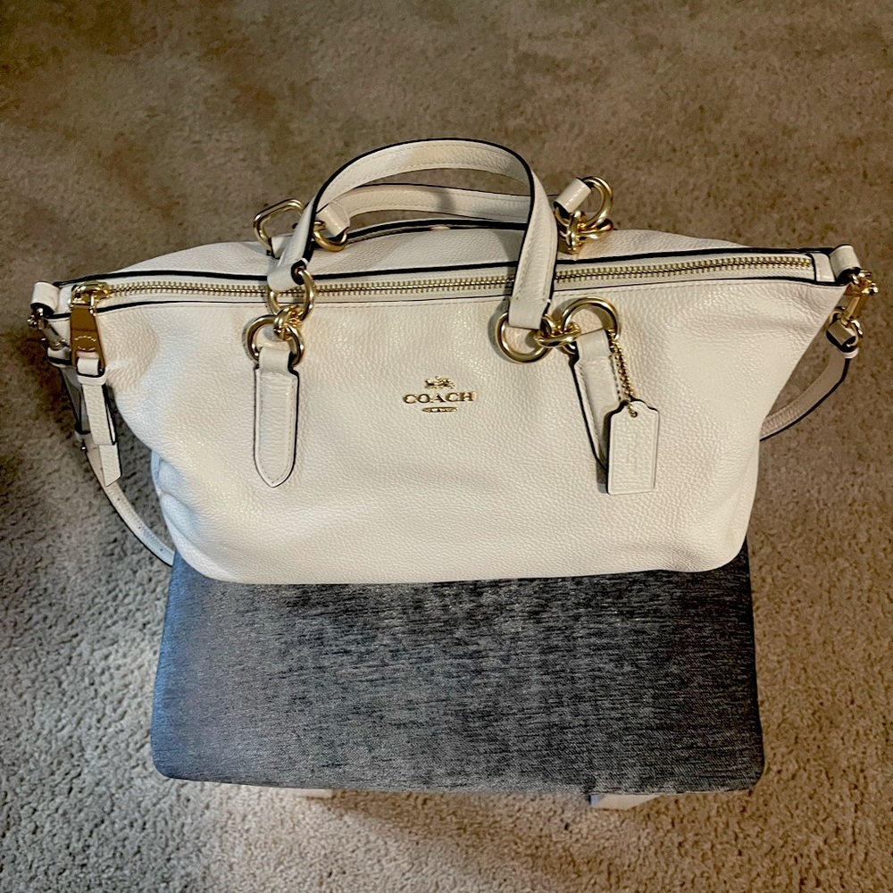 Crème Coach Satchel bag. (Can be worn as a cross body)